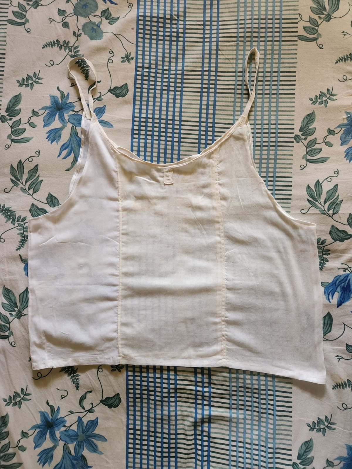 Female Sadra with straps