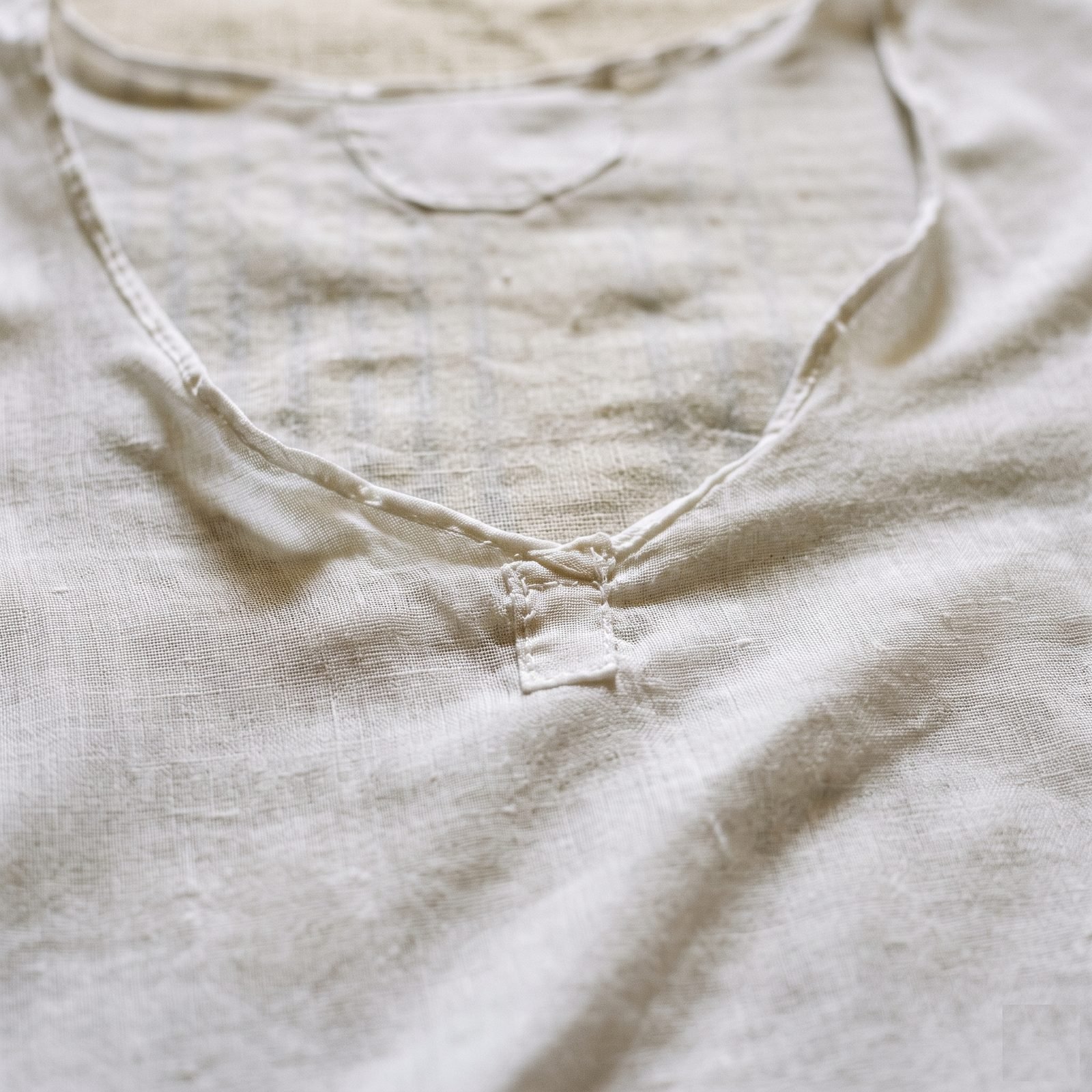 Close-up of the Sadra neck with the gireban pocket