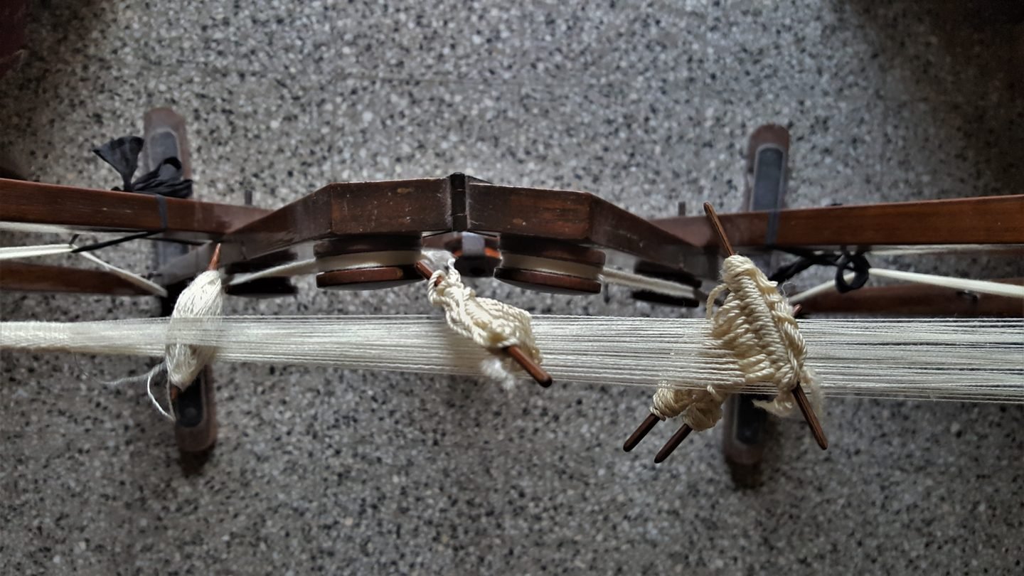Weaving a Parsi Kasti on the loom